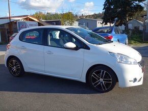 Peugeot 208 - 8