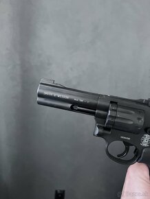 Vzduchový CO2 revolver Umarex Smith Wesson 586 4” 4,5mm - 8