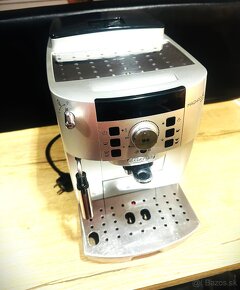 Kompaktný plnoautomatický kávovar De'Longhi Magnifica S ECAM - 8