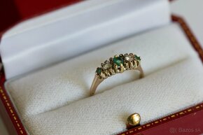 Starožitný 18ct zlatý prsteň so smaragdami a diamantami - 8
