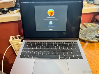 Apple MacBook Pro 2017 - 8