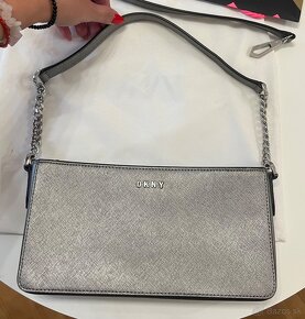 Strieborná crossbody DKNY kabelka - 8