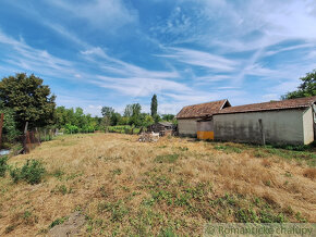 2223 m2 rovinatý pozemok na výstavbu domu v malebnej dedin - 8