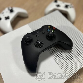 PREDANÉ Xbox One S 500GB + 3 ovládače + stojan - 8