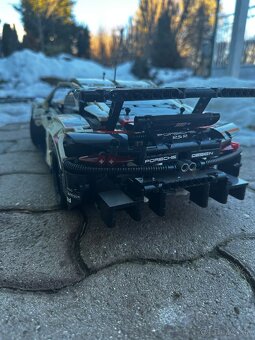 Model skladaný Porsche 911 RSR ako lego - 8