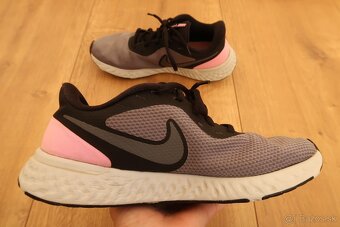 Dámske tenisky NIKE REVOLUTION 5 - č. 40 (26,2 cm) - 8