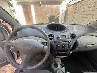 Toyota Yaris 1.0 5dv 50kw 2002 - 8