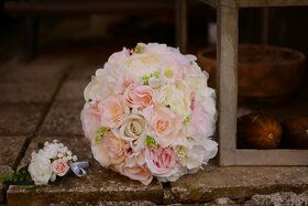 Svadobná kytica bielo-ružová s pierkom pre ženícha - 8