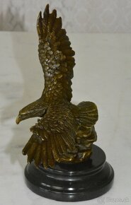 Bronzová socha - Orel v letu na mramoru - 8