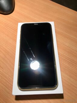 Predám Apple iPhone 11 64Gb - 8