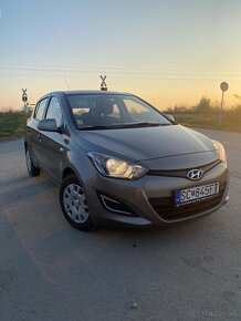 Hyundai i20 2012 hnedá metalíza svetla - 8