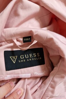 Guess ruzovy zlate gombiky trenchcoat kabat - 8