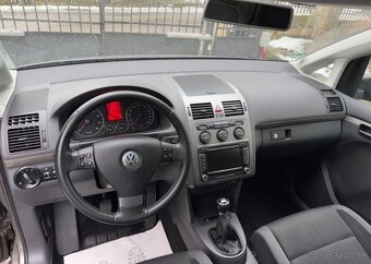 Volkswagen Touran 1,4 TSi pravid.servis ,7 míst benzín - 8