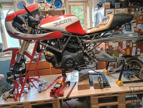 cafe racer sedlo zadok svetlo z triumphu - 8