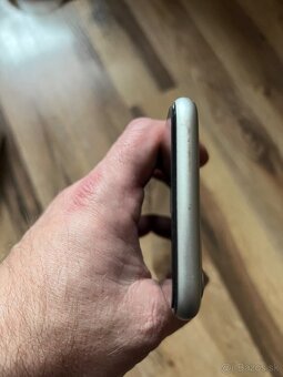 Předám IPhone 11 64GB - 8