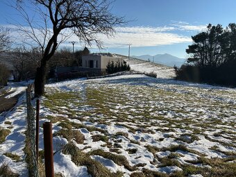 Na predaj slnečný stavebný pozemok s úchvatným výhľadom - 8