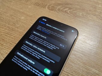 Iphone 11 64gb ma len bezne znamky pouzivania na displeji je - 8