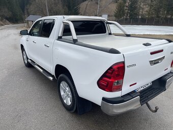 Toyota Hilux 2,4 - 8