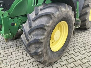 John Deere 6215R - 8