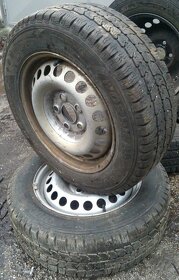 4 ks zimné pneu 205/65 R16C na plechových diskoch VW T5 - 8