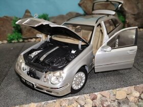 prodám model 1:18 mercedes benz E class combi - 8