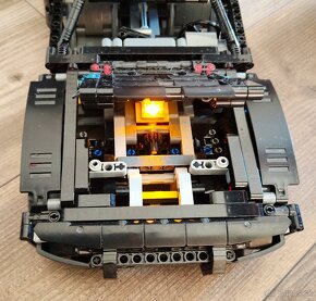 LEGO Technic 42127 BATMOBIL - 8