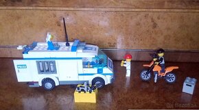 2x lego - karavan a polícia, + trojica figúrok - 8