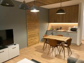 Na predaj 2- izbový apartmán s balkónom v  4 –hviezdičkovom  - 8