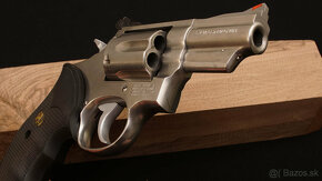 Nerezovy revolver Smith&Wesson 357 magnum, hlaven 2,5" - 8