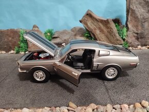 Prodám nový model 1:18 Shelby GT500 kr 1968 - 8