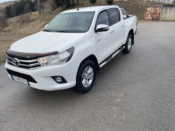 Toyota Hilux 2,4 - 8