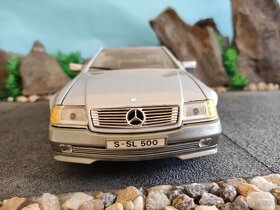 prodám model 1:18 mercedes benz Sl500 1989 - 8