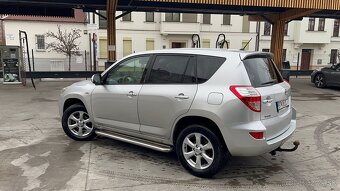 Predám toyotu rav 4 2011 - 8