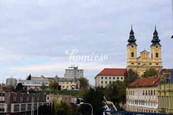 PRENÁJOM  luxusný, veľký 2 izbový byt priamo na pešej zóne-  - 8