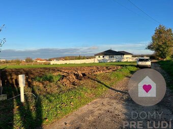 RADAVA - Stavebný pozemok so slušnou výmerou v dobrej časti  - 8