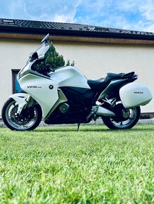 HONDA VFR 1200F DCT V4 AUTOMAT/MANUÁL 2010 - 8