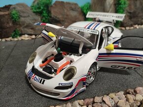 prodám model 1:18 porsche 911 GT3 RSR 997 - 8