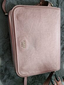 GUESS Crossbody růžová kabelka, jako nová + dustbag - 8