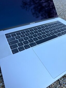 MacBook Pro 15” 2018, 512Gb SSD, i7, 13Cyklů baterie - 8