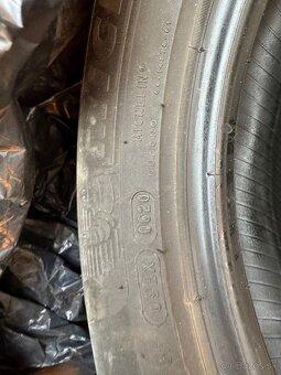 letné pneu 215/55 r17 - 8