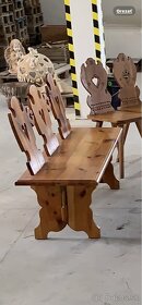 drevené stoličky, lavica a dva stoly - 8