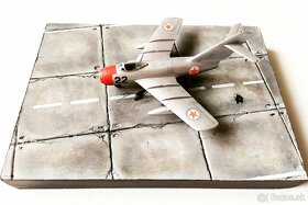 Predám plastovú, podložku pod model lietadla 1/72 - 8