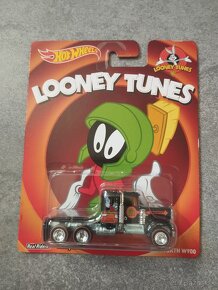 Predám sadu modelov Hotwheels LOONEY TUNES 2013 - 8