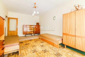 Veľký 3-izbový byt Senica - 8