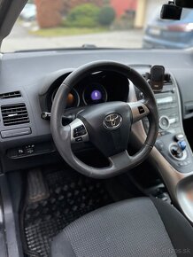 Toyota Auris hybrid - 8