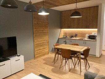 Na predaj 2- izbový apartmán s balkónom v  4 –hviezdičkovom  - 8