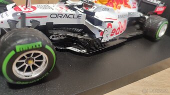 Max Verstappen - Red Bull Racing - Minichamps white 1:18 - 8