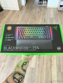 Razer BlackWidow V4 75 %, top stav, náhradne KeyCaps - 8