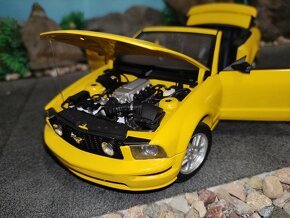 Prodám model 1:18 Ford mustang GT convertible 2006 - 8