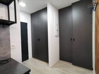 Prenájom menšieho 2 izb. bytu v projekte Multi Use House v S - 8